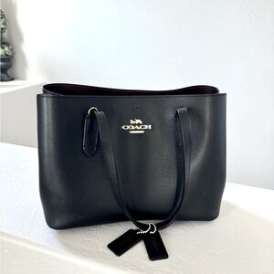 Coach tote, it has no flaws and is in excellent condition!